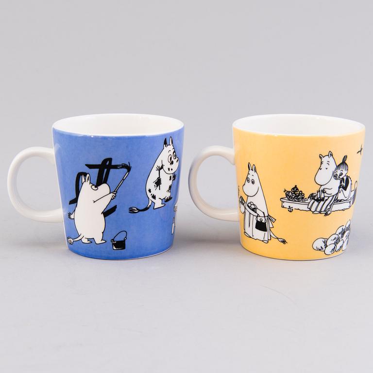 TWO MOOMIN-MUGS, porcelain, 'Mug blue' and 'Mug yellow', Moomin Characters, Arabia 1990-1996.