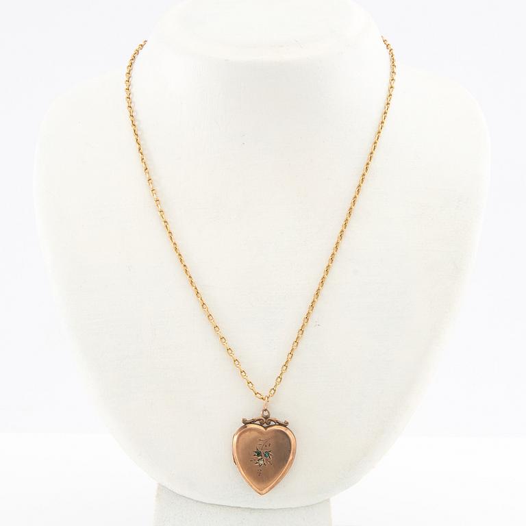 Halsband 18K guld med en berlock 9K guld i form av ett hjärta.