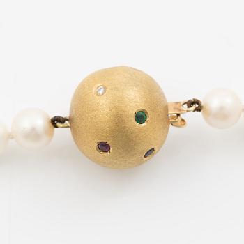 Cultured pearl necklace with an 18K gold clasp set with stones in various colours.