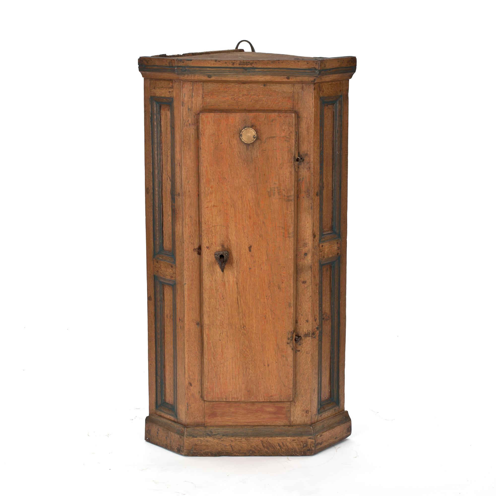 HÖRNSKÅP, allmoge, 1700/1800-tal.