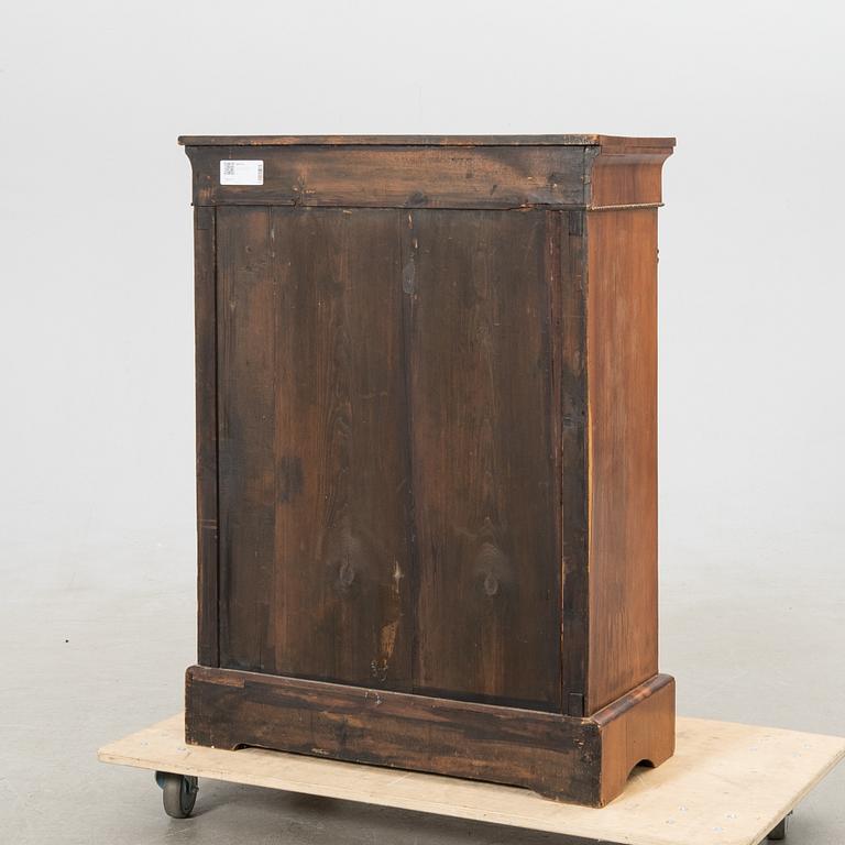 Vitrinskåp, Louis XV-stil, 1900-talets första hälft.