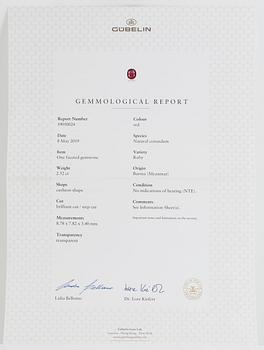Ring 18K vitguld med en cushionformad fasettslipad rubin 2.52 ct enligt medföljande Gübelincertifikat.