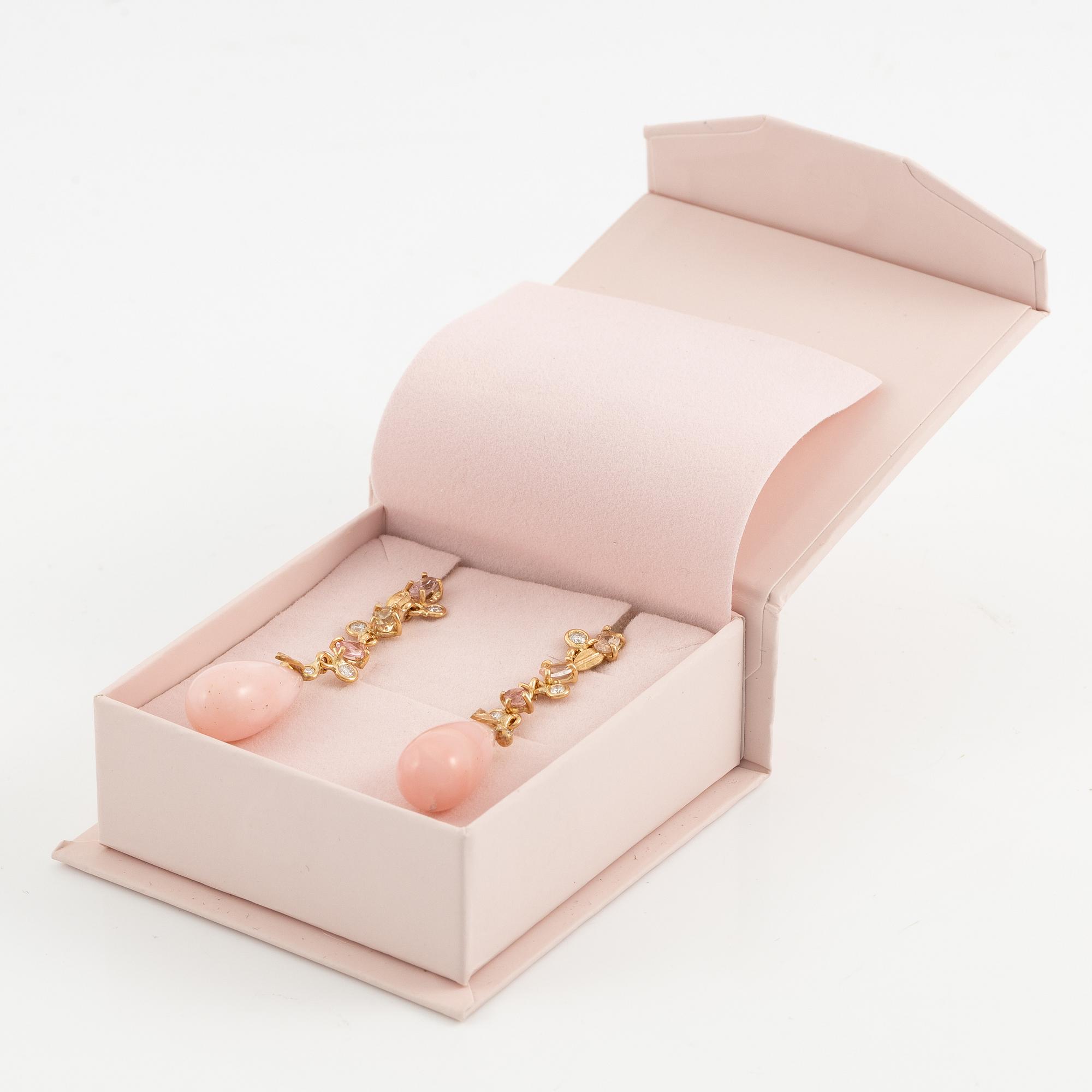 Örhängen, Mandelstam, 18K guld med rosa opaler, rosa turmaliner och briljantslipade diamanter.