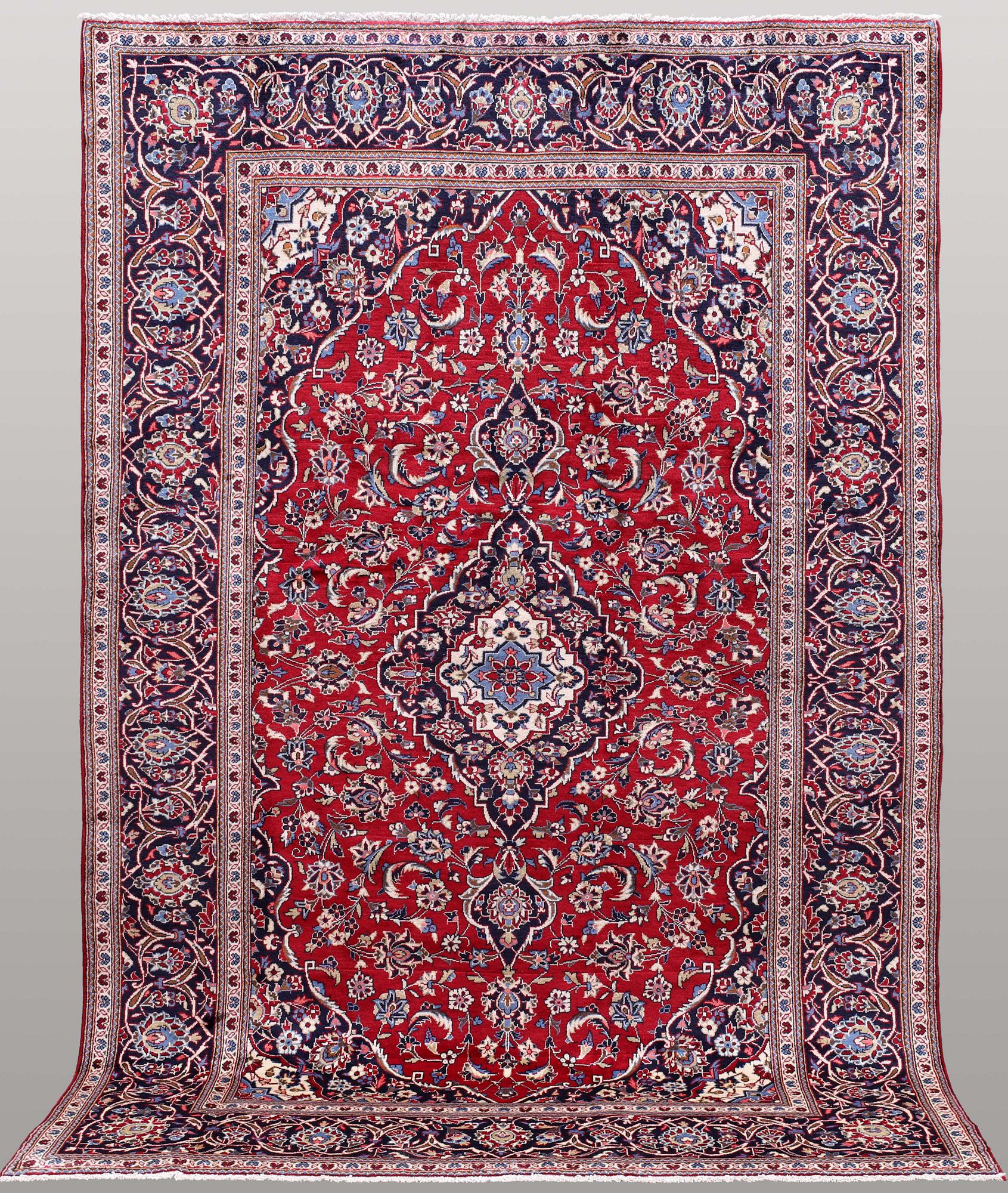 A carpet, Kashan, ca 292 x 196 cm.