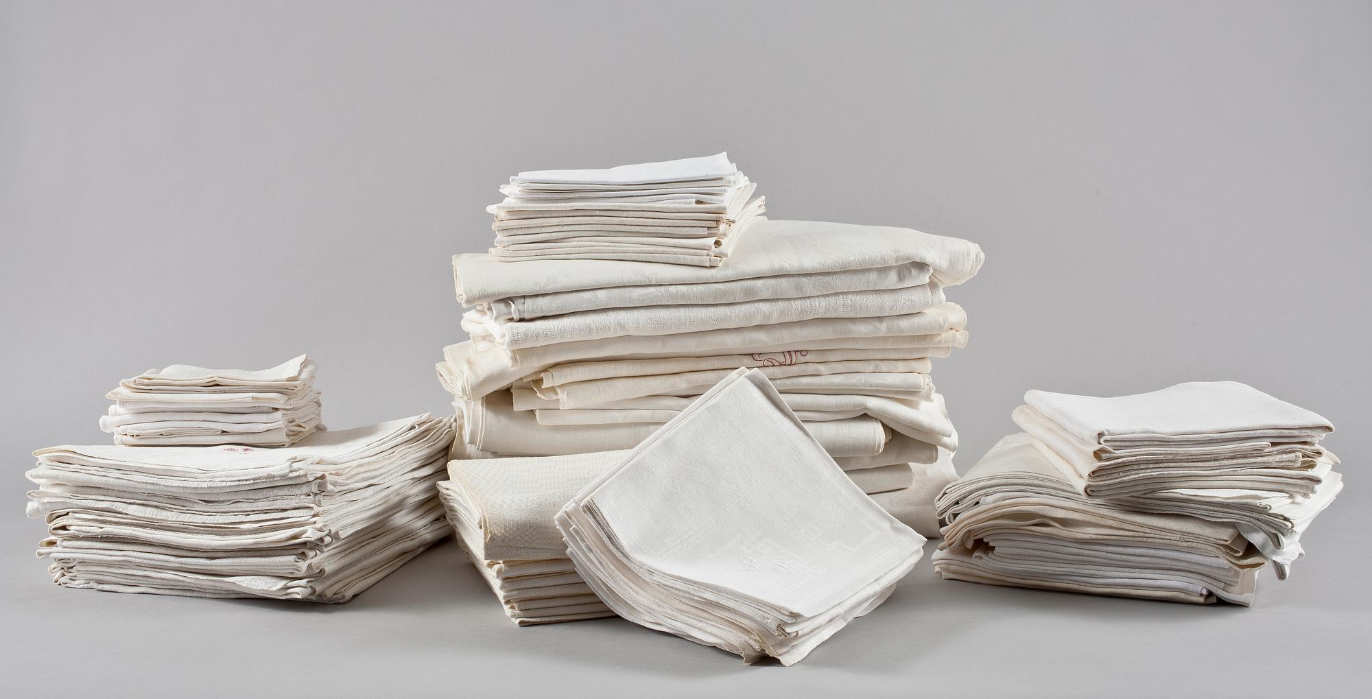 PARTI LINNEDAMAST, omkring 90 delar, 1900-tal.