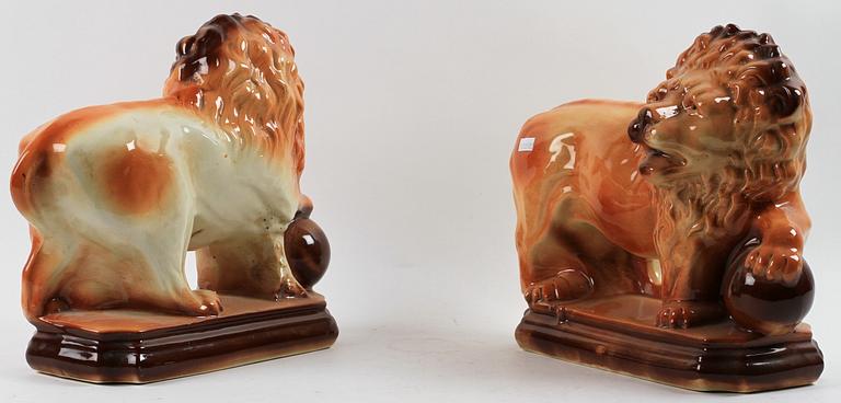 FIGURINER ett par, flintgods, 1900-talets början.