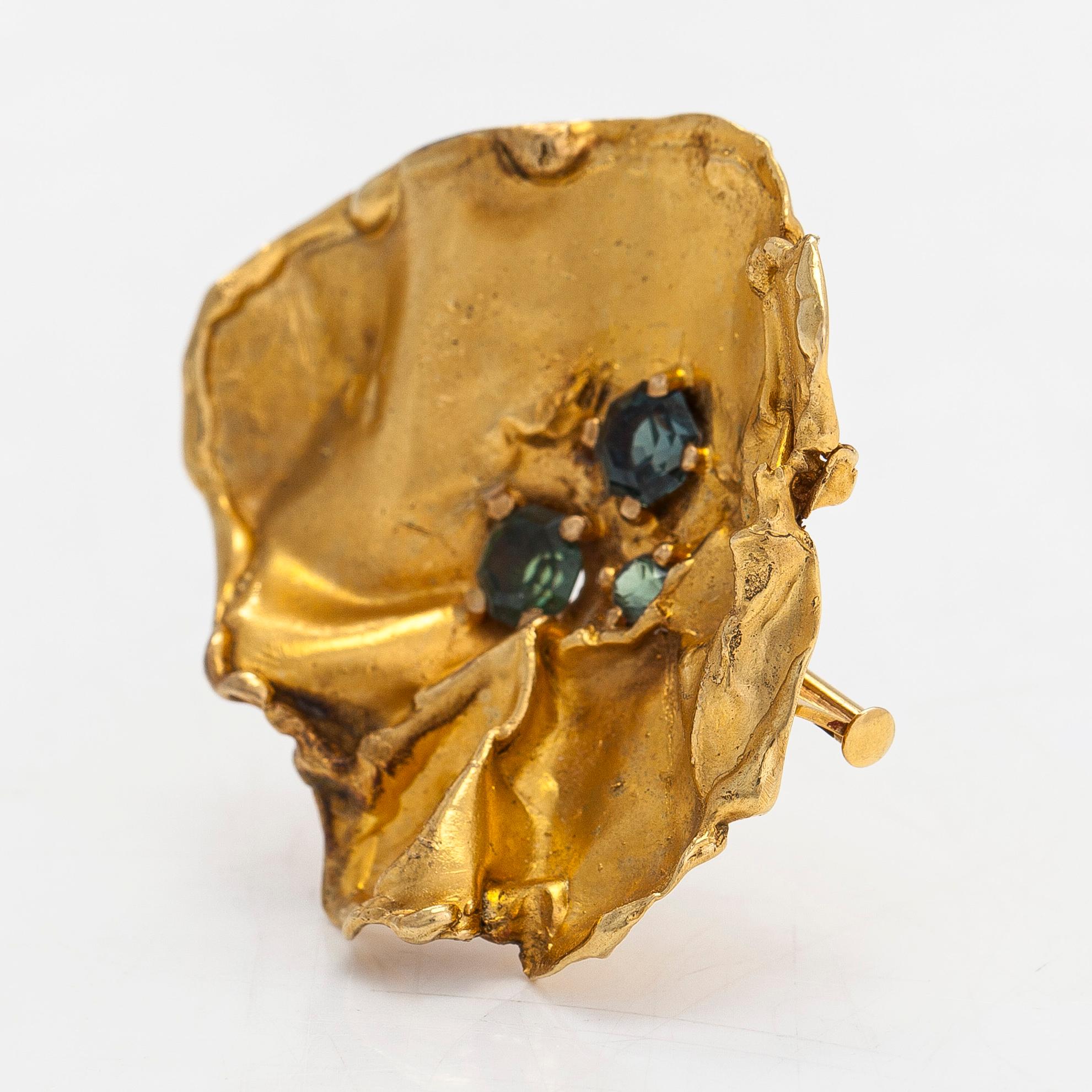 Lotta Orkomies, an 18K gold brooch with sapphires. A.Tillander, Helsinki 1971.