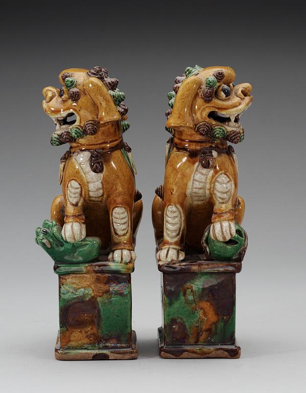 A pair of Buddhist lions, Qing dynasty, Kangxi (1662-1722).