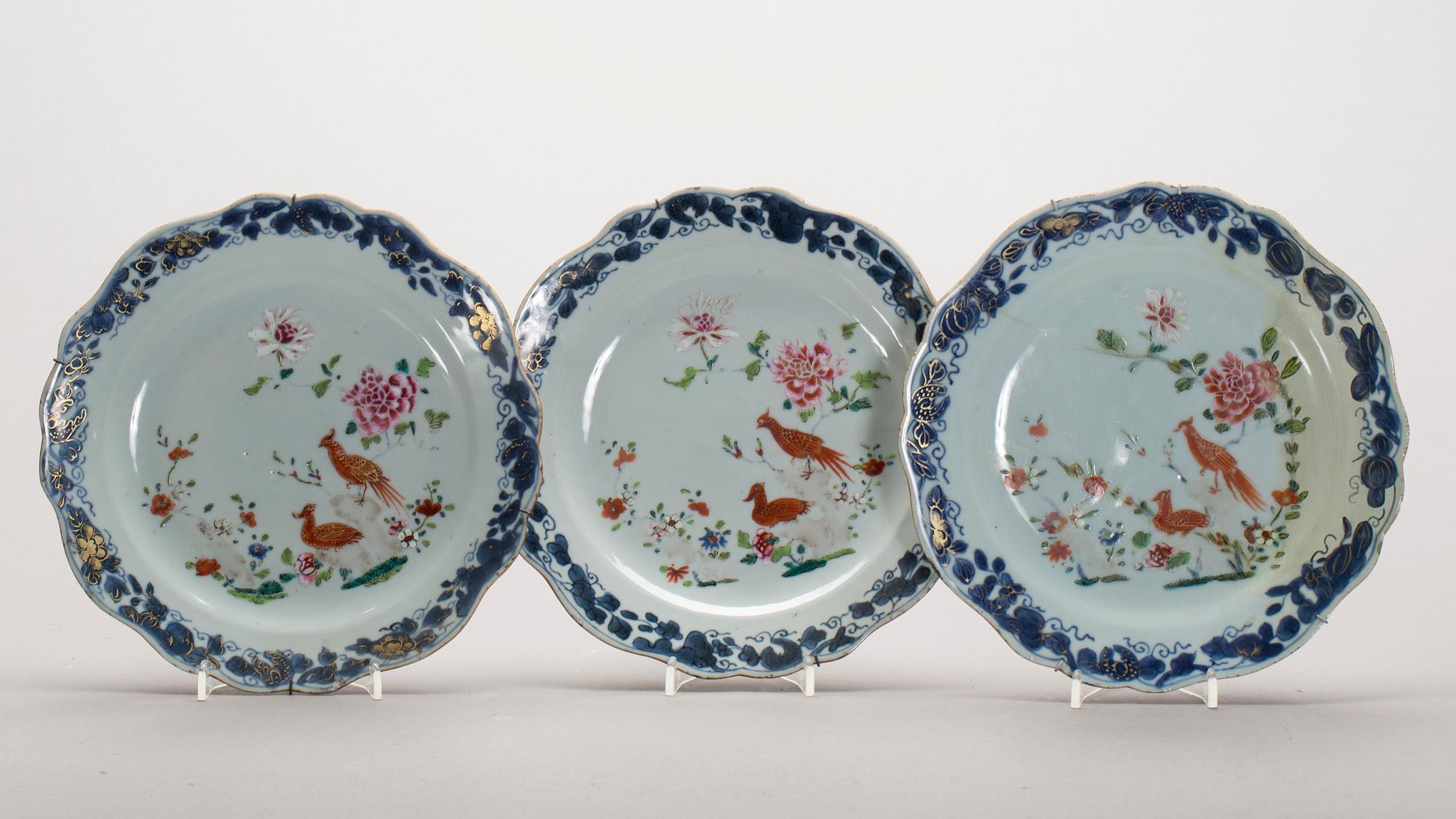 TALLRIKAR, 3 st, porslin,Kina, Qianlong (1736-95).