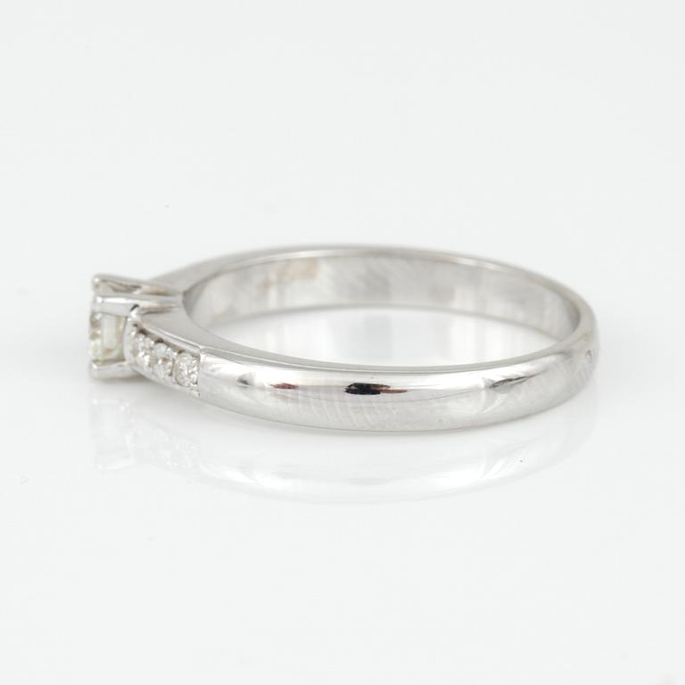 RING, 14K vitguld med briljantslipade diamanter, tot ca 0,29 ct. Vikt 2,88 g.