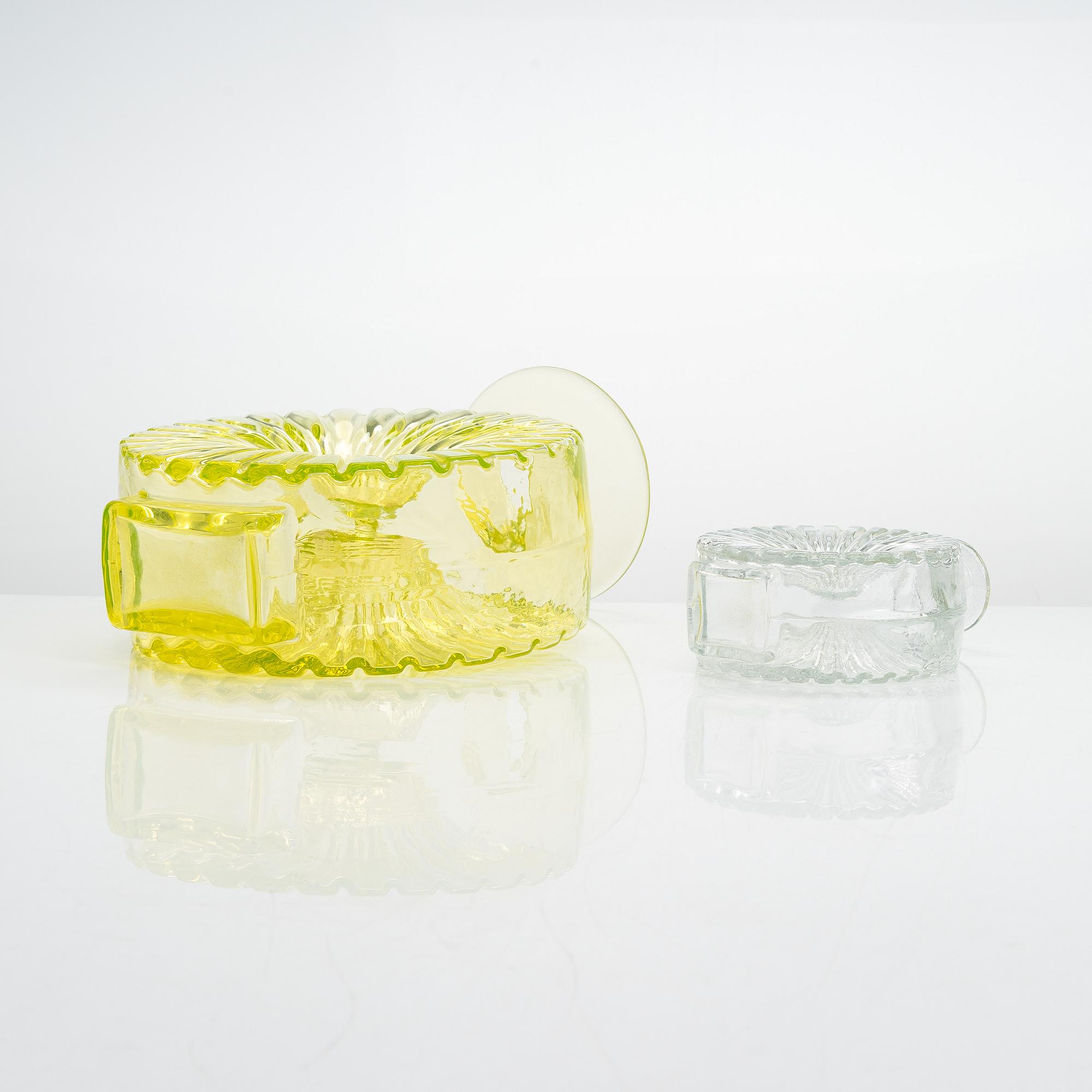 Helena Tynell, flaskor,2 st,, "Solflaskan", Riihimäen Lasi Oy. I produktion 1964-1974.