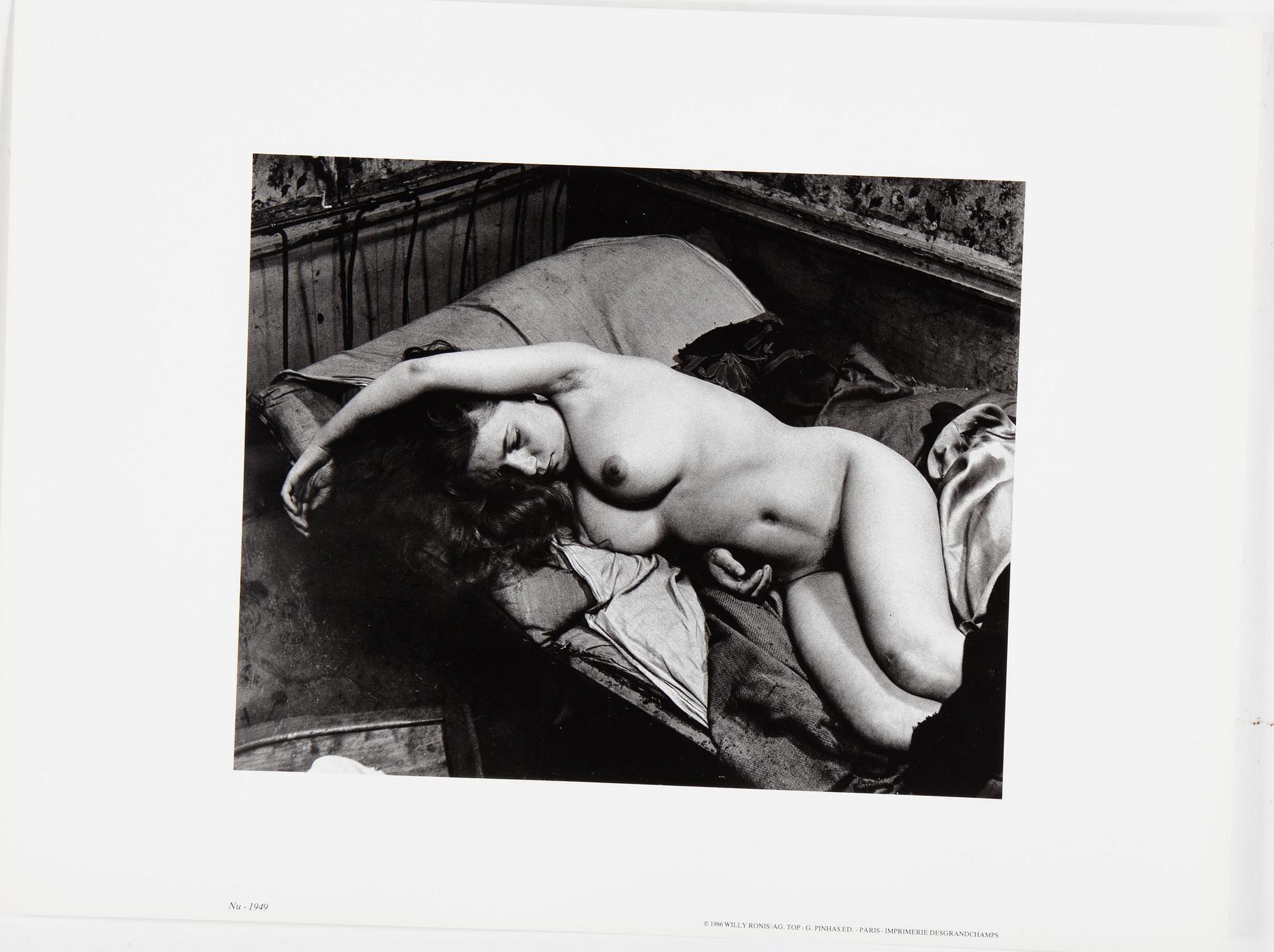 WILLY RONIS, Portfolio with 12 photographs reproduced in black and white on thick paper.  Published in 1986.