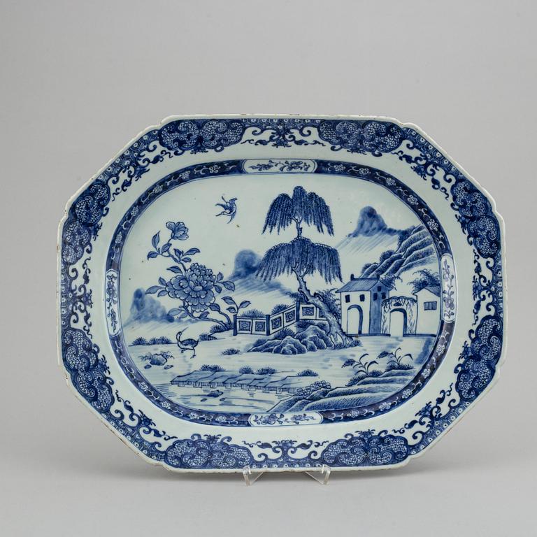 A pair of blue and white plates and a serving dish, Qing dynasty, Qianlong (1736-95).