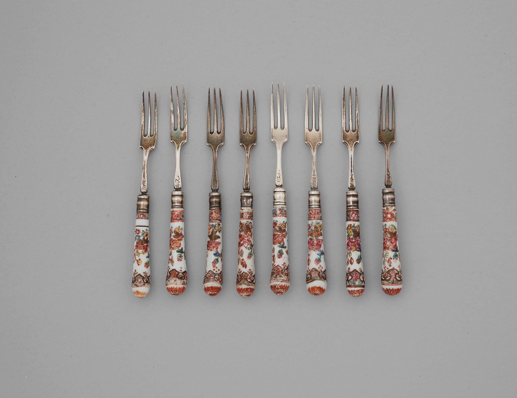 Bestick, 28 stycken, med porslinskaft. Qingdynastin, Qianlong (1736-95).