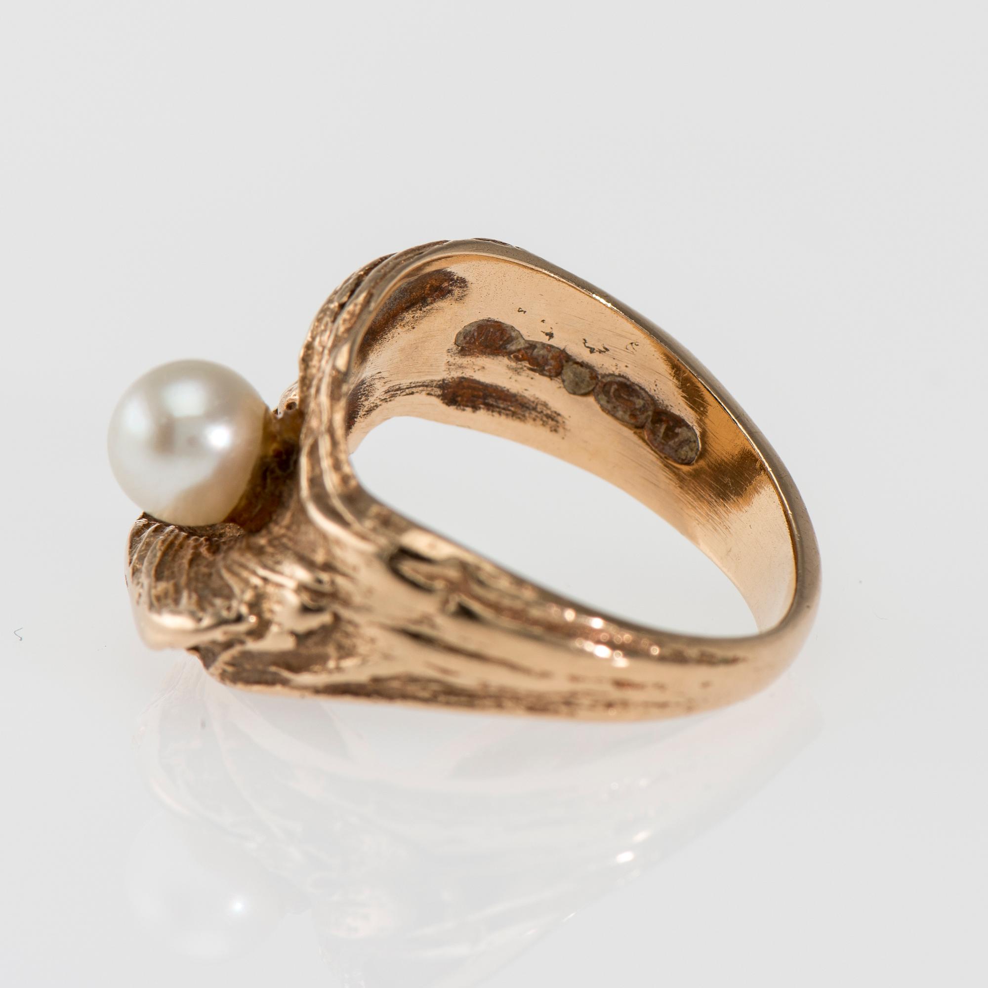 RING, 14K guld, pärla. Kultakeskus 1972. Vikt ca 7,0 g.
