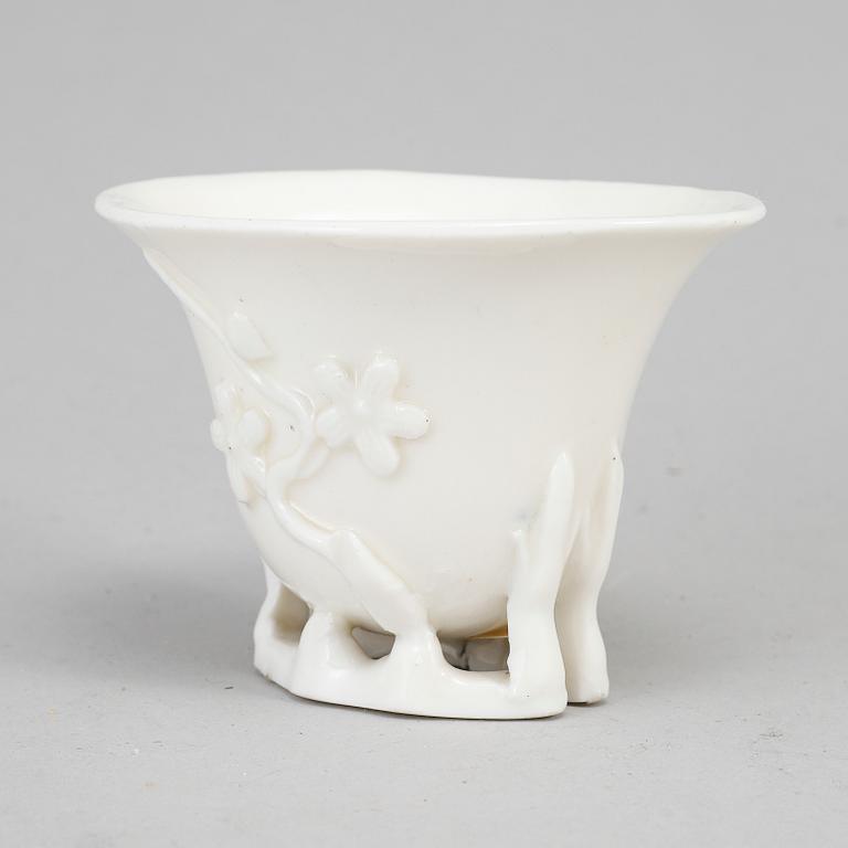 VINOFFERBÄGARE, blanc de chine, Qing dynastin, Kangxi (1662-1722).