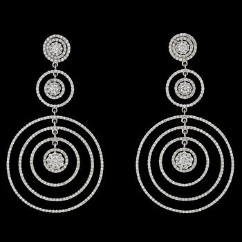 1215. A pair of brilliant cut diamond earrings, tot. app. 4.50 cts.