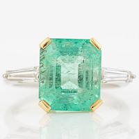 Ring 18K gold and white gold with an emerald-cut emerald and trapeze-cut diamonds.