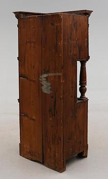 HÖRNSKÅP, renässans, 1600-talets mitt.