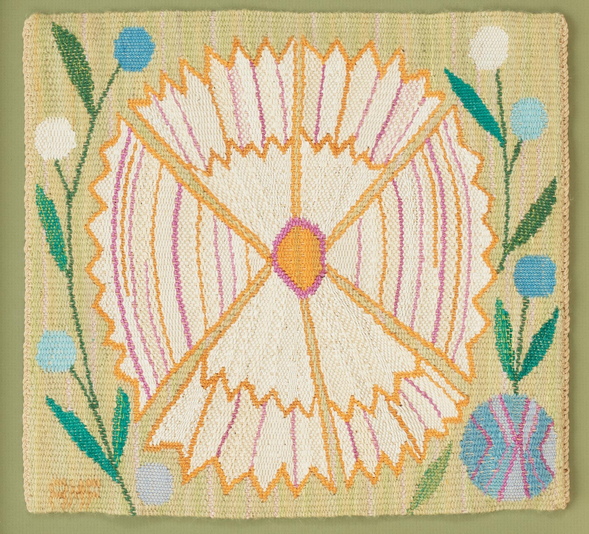 TEXTILES, 1 pair. "Vit blomma" och "Gul blomma med bi". Tapestry weave (gobelängvariant). 28 x 30,5 and 28 x 30 cm.