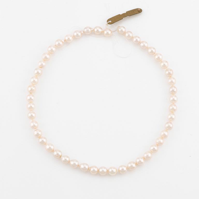 A cultured pearl necklace.