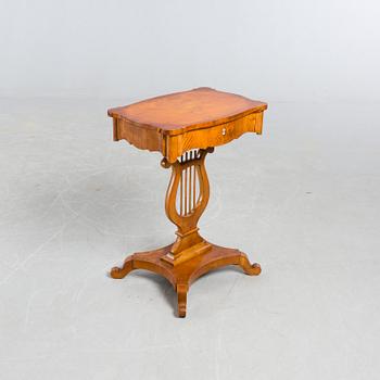 SYBORD samt TABURETTER, ett par, Biedermeier, 1800-tal.