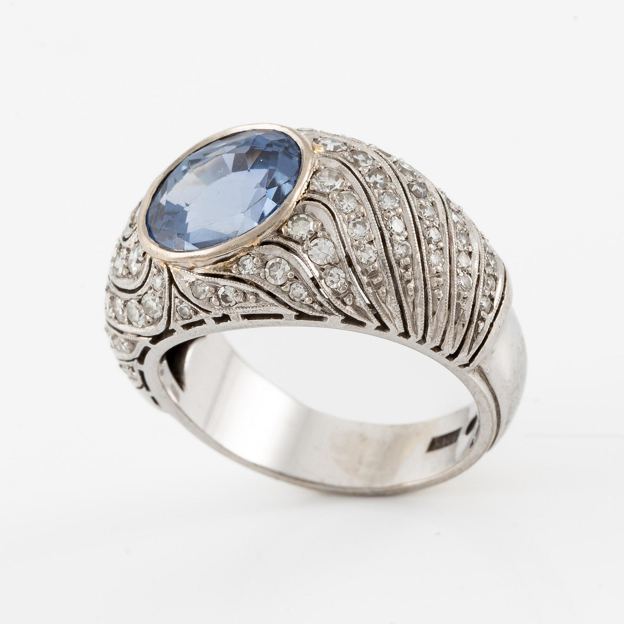 A ring in 18K white gold with a faceted sapphire and eight-cut diamonds.