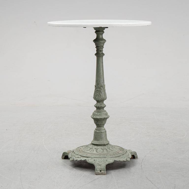 A cast iron garden table, 20th Century.