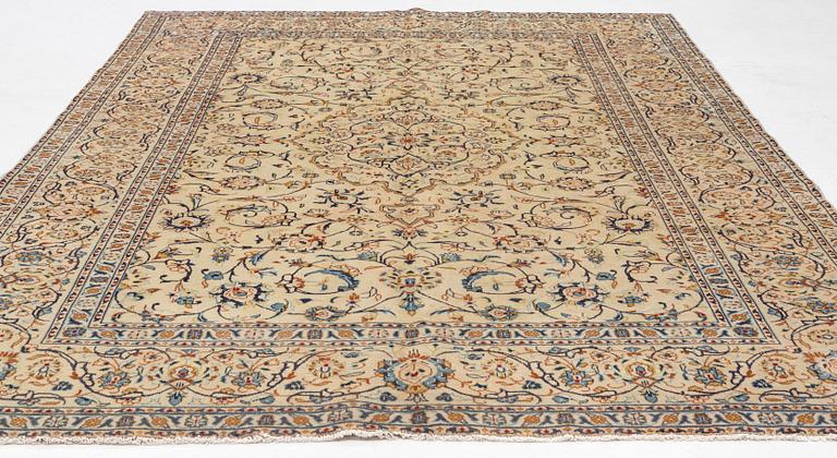 A carpet, Keshan, c. 306 x 214 cm.
