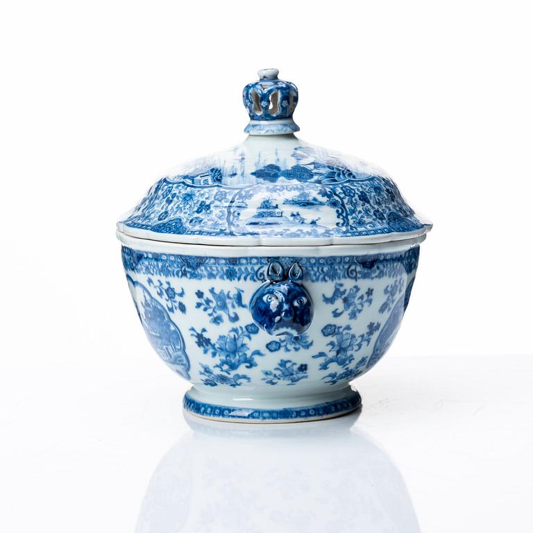 Terrin med lock, kompaniporslin. Qingdynastin, Qianlong (1736-95).