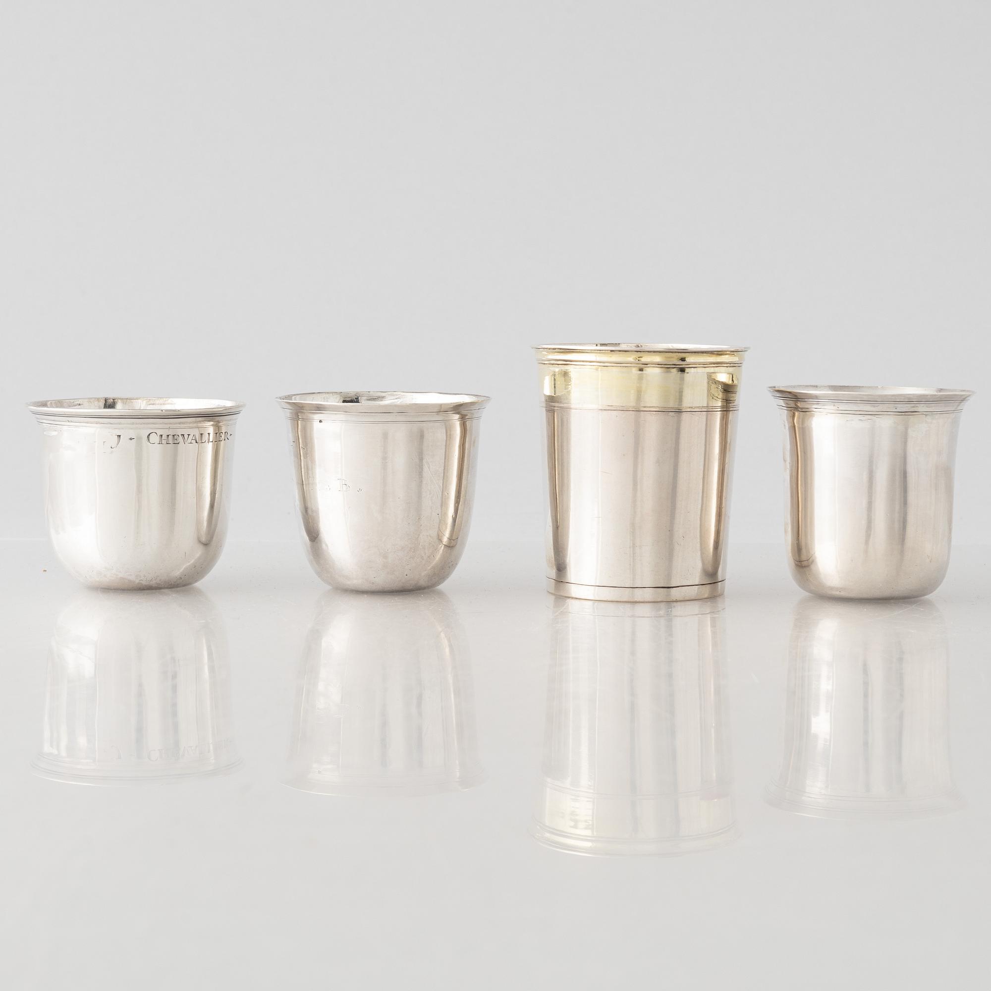 Fyra små silver bägare, 1800-tal, tre från Frankrike och en möjligen Tyskland (Darmstadt).