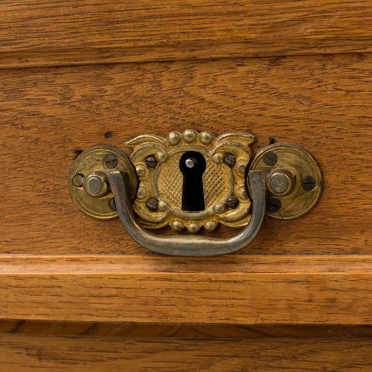 A late baroque chest of drawers.