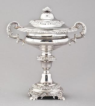 SOCKERSKÅL PÅ FOT, silver, Hallberg, 1844. Tot. v. 532 g.