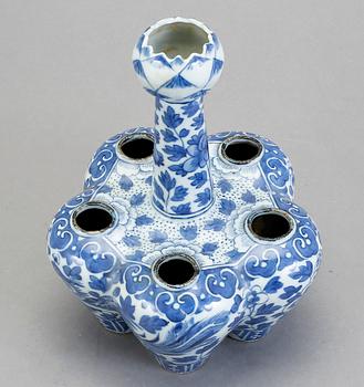 TULPANVAS, porslin, Kina sent 1800-tal.