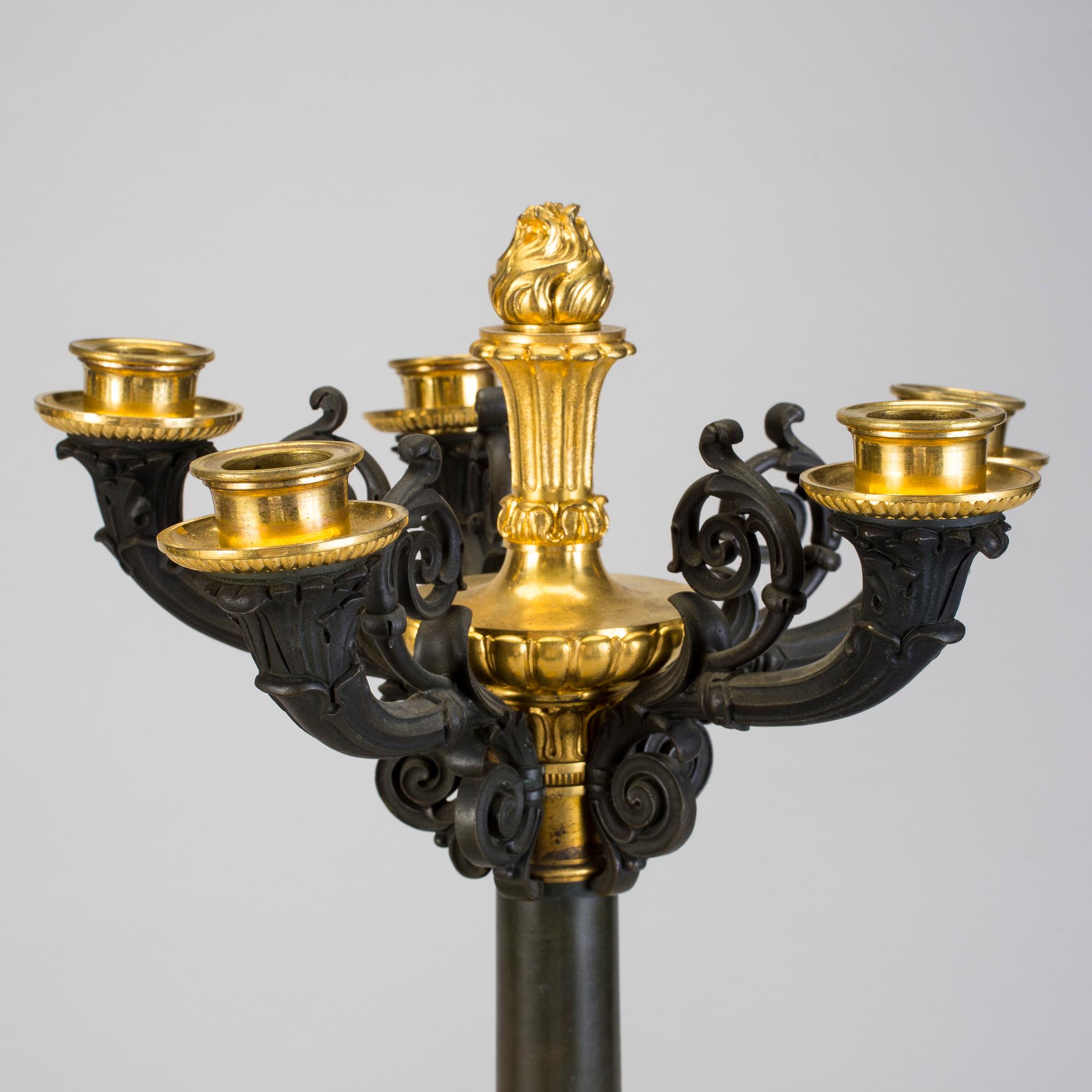 KANDELABRAR ett par, senempire, patinerad och förgylld brons. Frankrike 180-talets mitt.