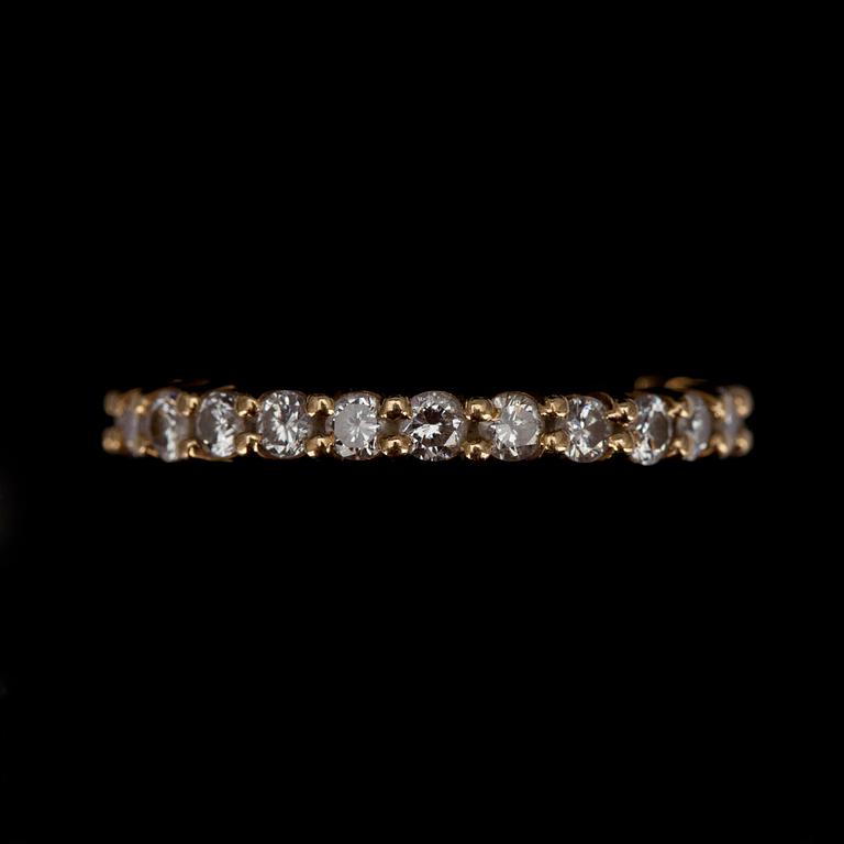 ALLIANSRING, guld 18K, 25 briljantslipade diamanter tot. ca 0,75 ct. Vikt 2,3 g.