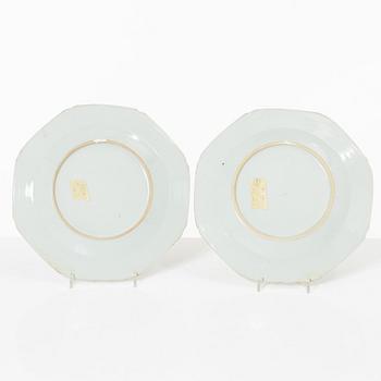 Tallrikar, fem stycken, porslin, Kina, Qingdynastin, 1700-tal.