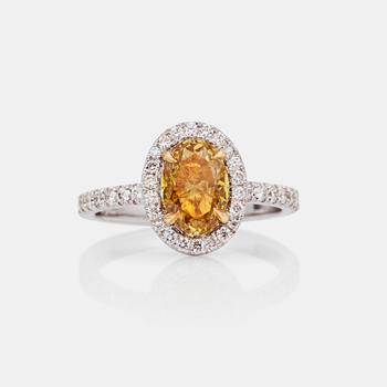 821. A fancy greenish-brownish-yellow 1.21 ct diamond ring with pavé-set brilliant-cut diamonds, total carat weight 0.42 ct.