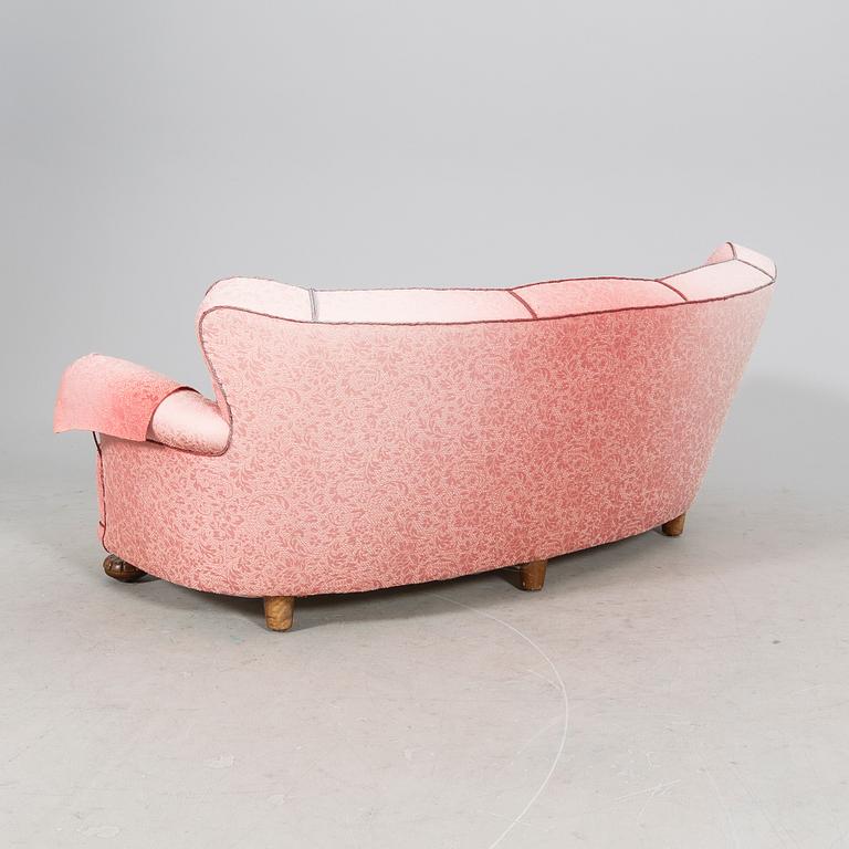 A mid 1900s three pcs sofa group.