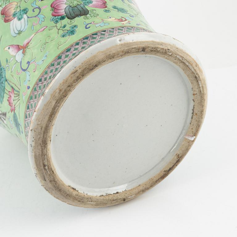 A large famille rose jar with cover, Qing dynasty, 19th Century.