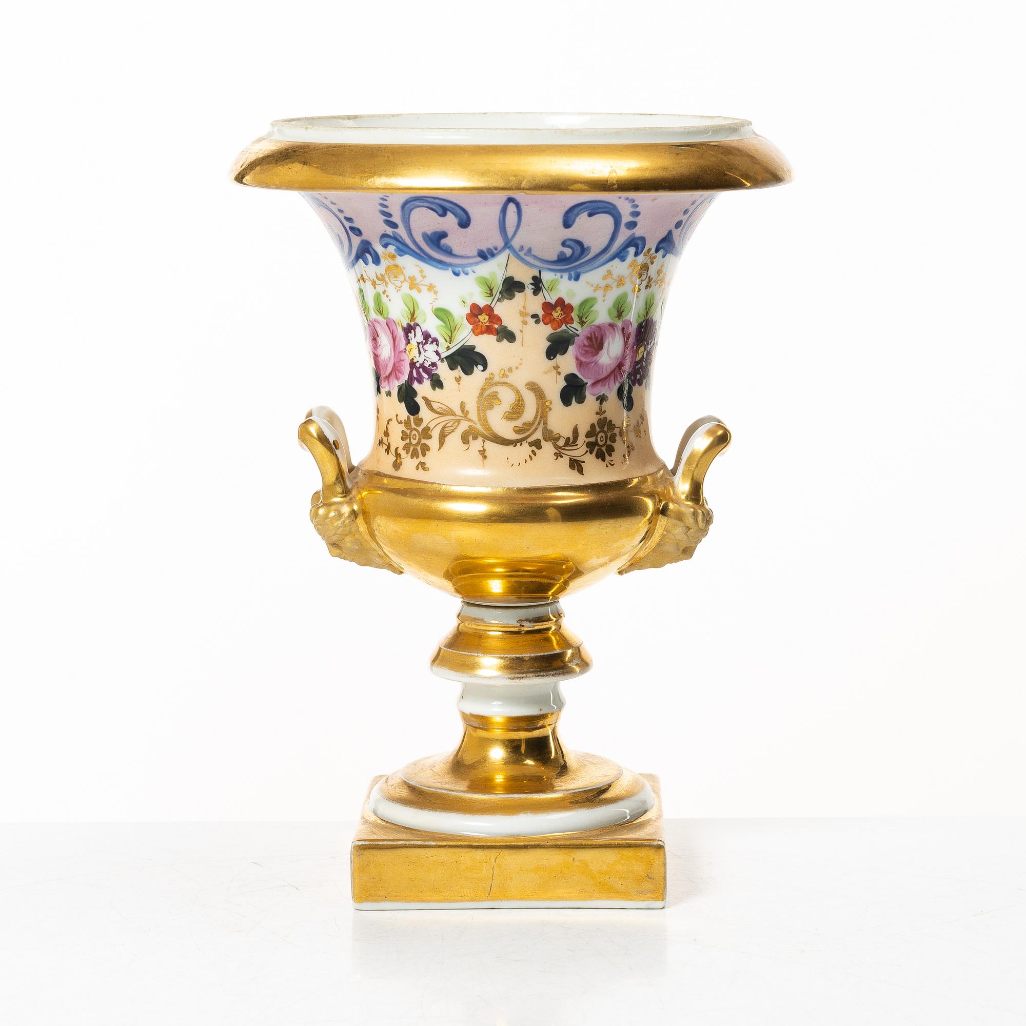 A porcelain urn, Empire, first half/mid 19th century.