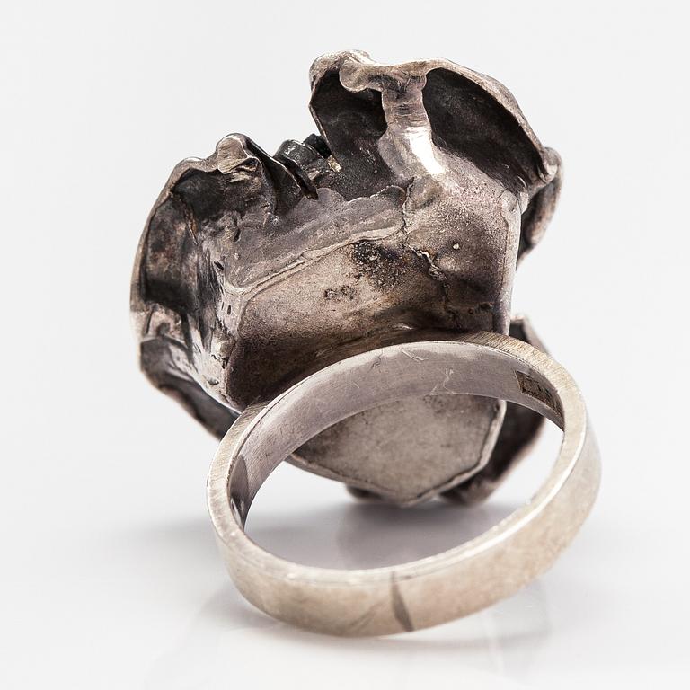 Reino Saastamoinen, Ring, sterlingsilver och spektrolit. Helsingfors 1970.