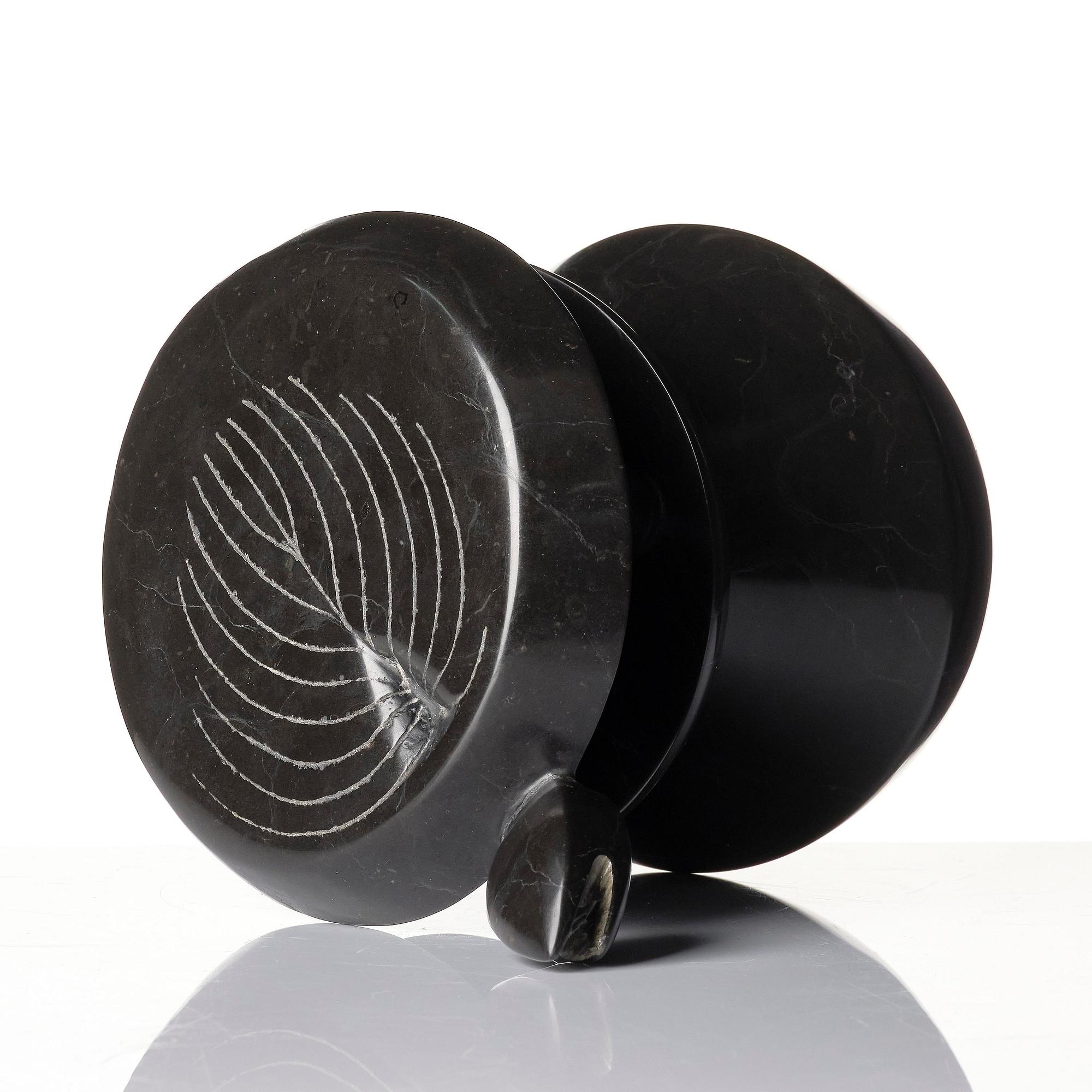 Max Ernst, "Petite torture sur socle rond".