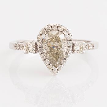 14K white gold and 1,04 ct pear shaped diamond ring. With AIG certificate.