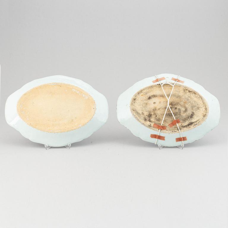 A pair of blue and white serving dishes, Qing dynasty, Qianlong (1736-95).