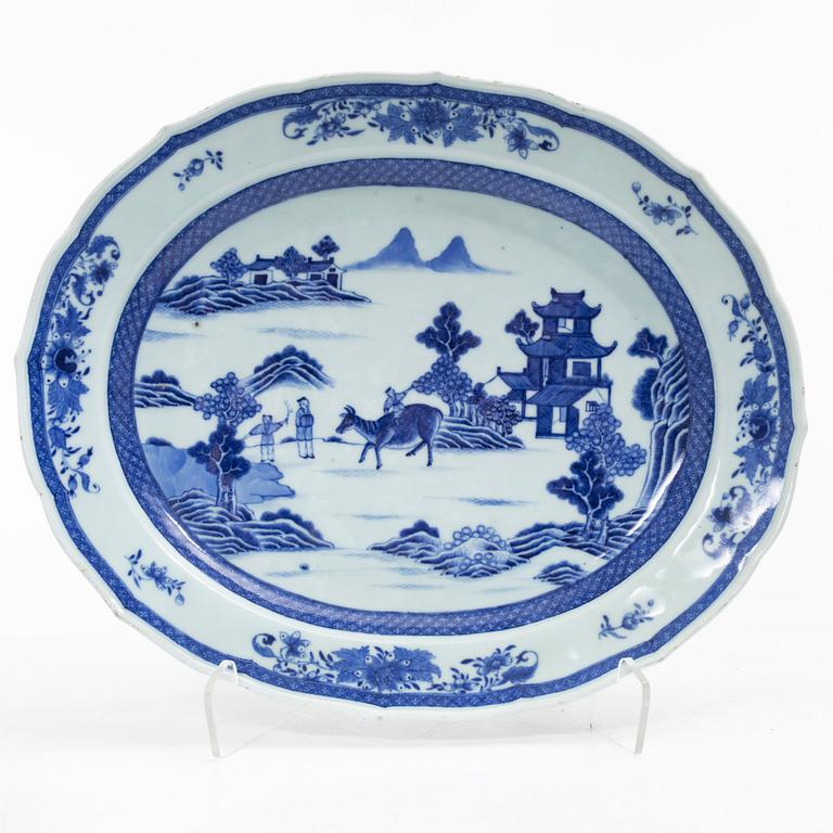 Skål samt serveringsfat, 2 st, porslin, Kina, Qianglong (1735-95) samt Jiaqing (1796-1820).