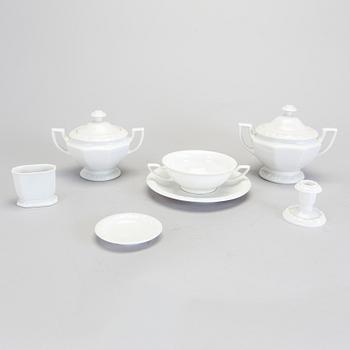 BULJONGKOPPAR med FAT, 13 st, samt SERVISDELAR, 12 st, "Maria Vit", Rosenthal.