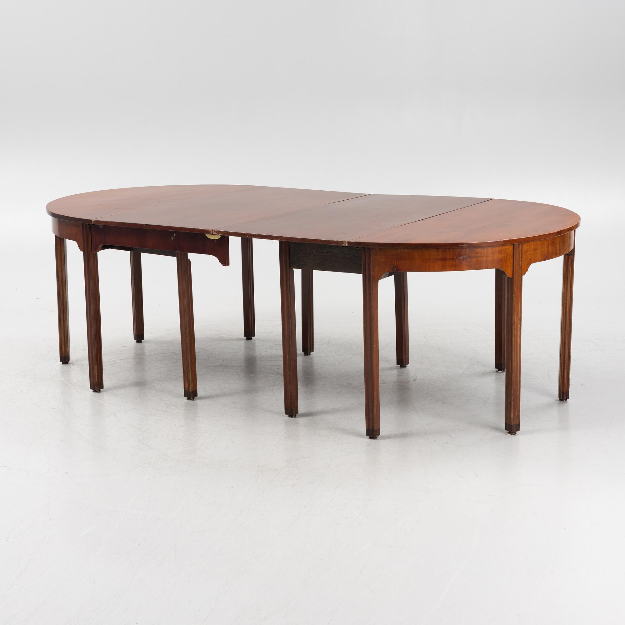 An English mahogany veneered George III style dining table, 19th Century.