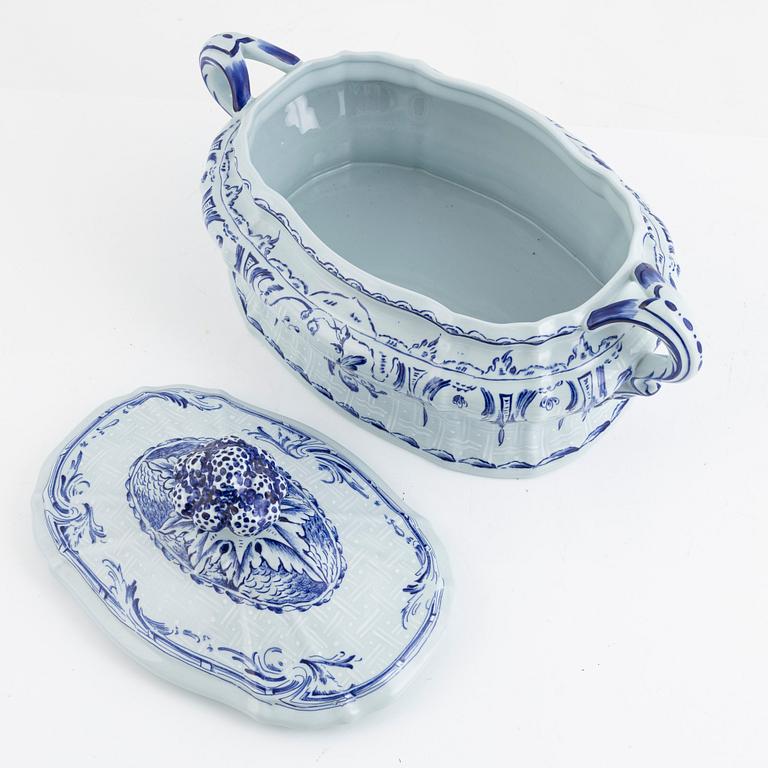 Tureen, porcelain, after an original from 1758, Rörstrand, 1976.