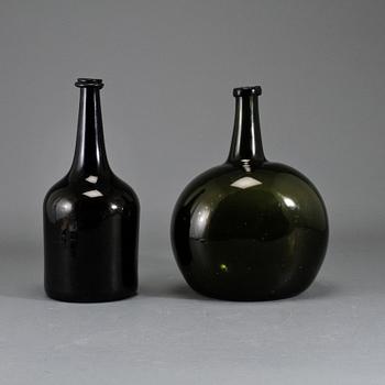 FLASKOR, 2 st, glas, 1700/1800-tal.